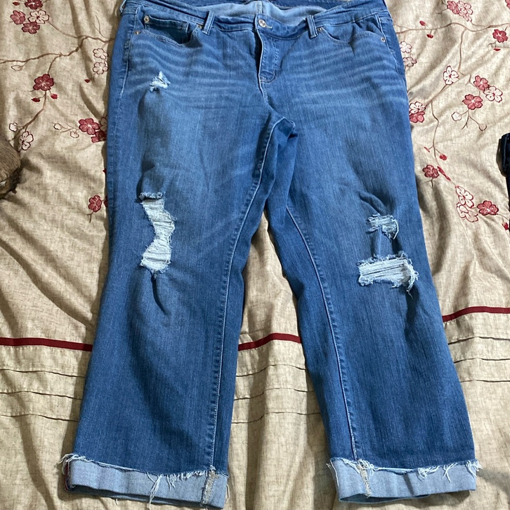 Torrid distressed ankle/cropped/capris 18R Blue